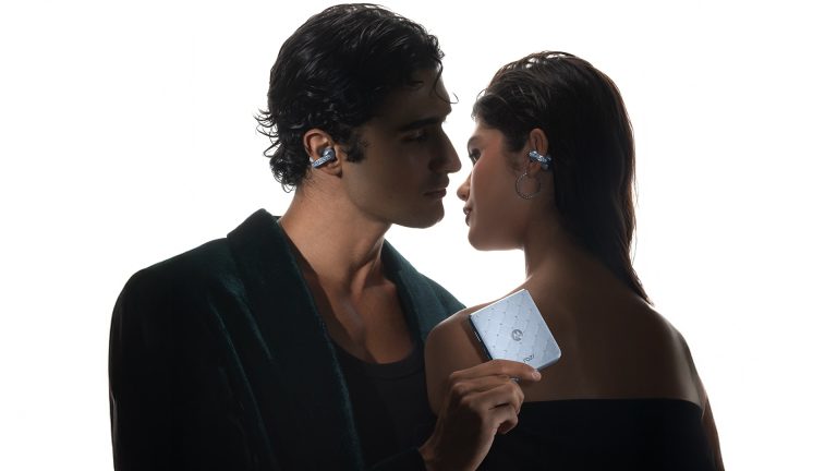 Motorola lancia il razr più vistoso di sempre, con ben 35 cristalli Swarovski